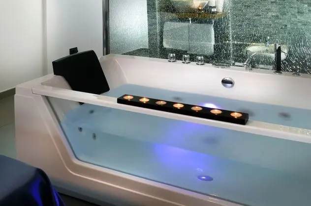 Süit, Sıcak Su Havuzu