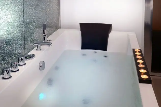 Süit, Sıcak Su Havuzu