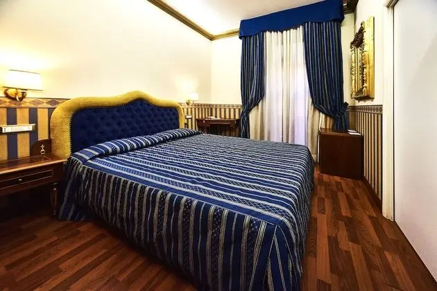 Büyük Yataklı Tek Kişilik Oda