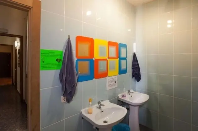 İki Ayrı Yataklı Oda, Ortak Banyo