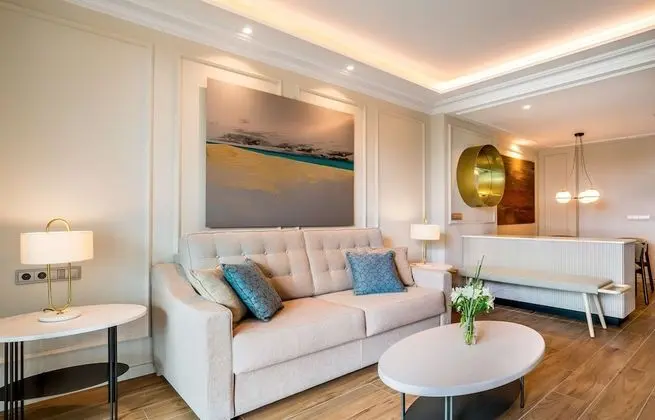 Junior Süit, Balkon