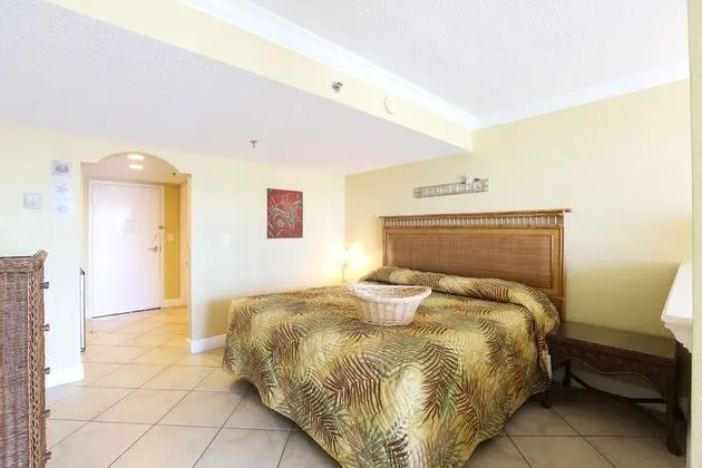 Stüdyo, Bir En Büyük (King) Boy Yataklı ve Bir Çekyatlı, Havuz Manzaralı (Tropical Poolside Studio)