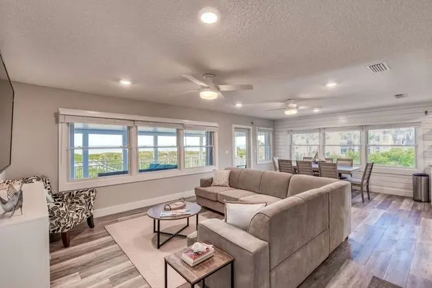 Ev (Barefoot Hideaway Family Beachfront R)