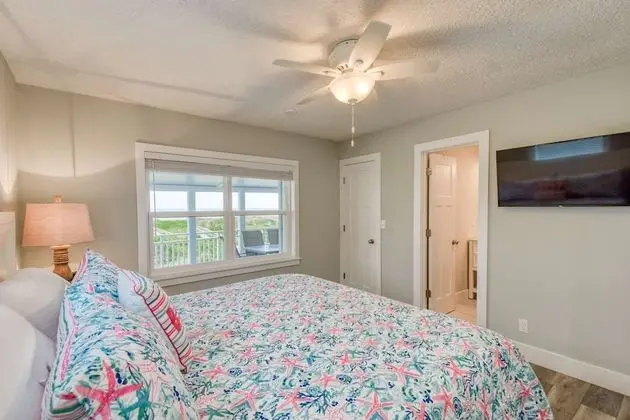 Ev (Barefoot Hideaway Family Beachfront R)