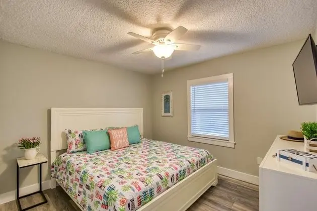 Ev (Barefoot Hideaway Family Beachfront R)