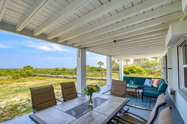 Ev (Barefoot Hideaway Family Beachfront R)