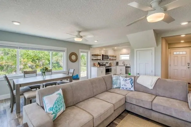 Ev (Barefoot Hideaway Family Beachfront R)