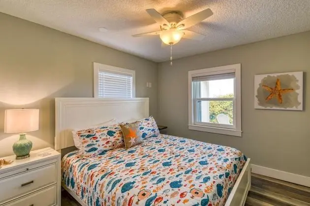 Ev (Barefoot Hideaway Family Beachfront R)