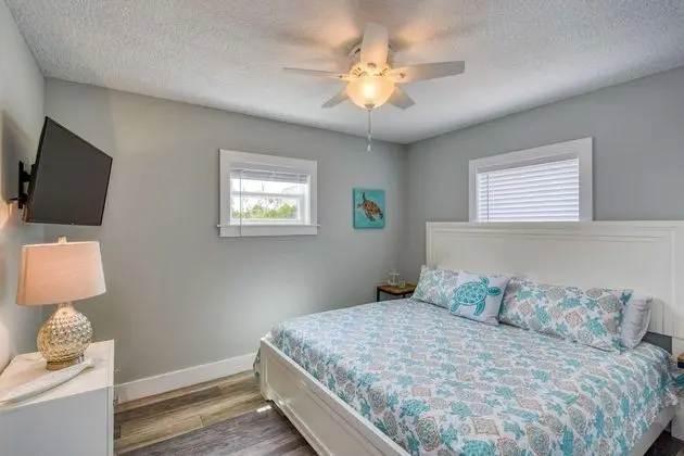 Ev (Barefoot Hideaway Family Beachfront R)