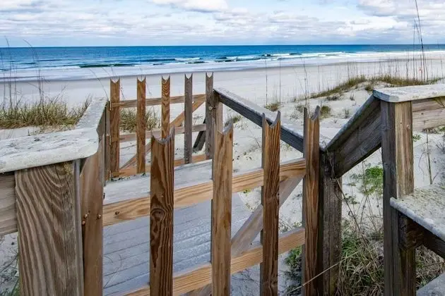 Ev (Barefoot Hideaway Family Beachfront R)