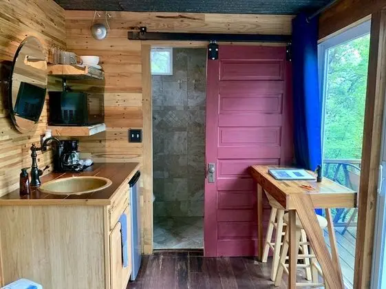 Design Kulübe, 1 Büyük (Queen) Boy Yatak, Buzdolabı ve Mikrodalga