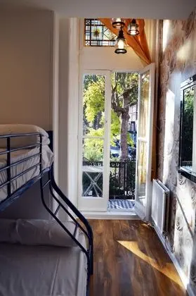 İki Ayrı Yataklı Oda, Ortak Banyo