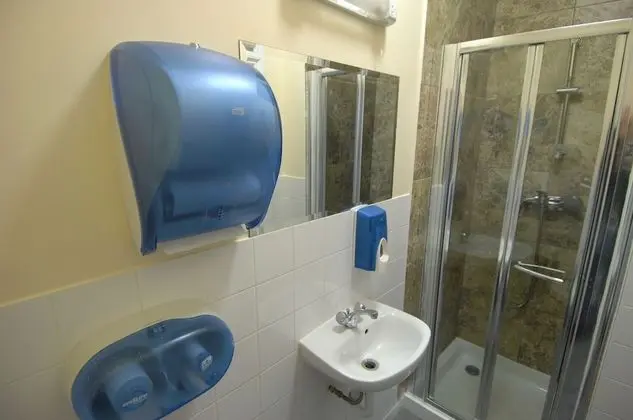 İki Ayrı Yataklı Oda, Ortak Banyo