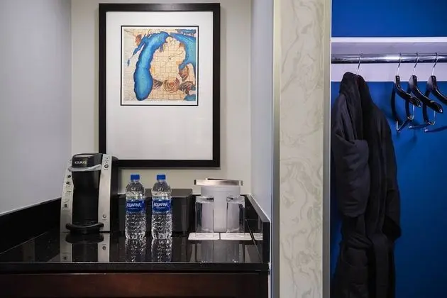 Premier Tek Büyük Yataklı Oda, 2 Çift Kişilik Yatak (Mobility/Hearing Accessible, Tub)
