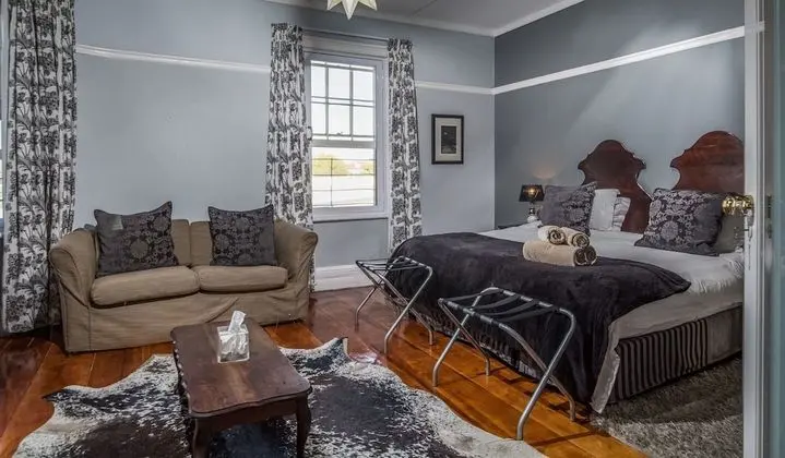 Tek Büyük Yataklı Oda (The Corner House)