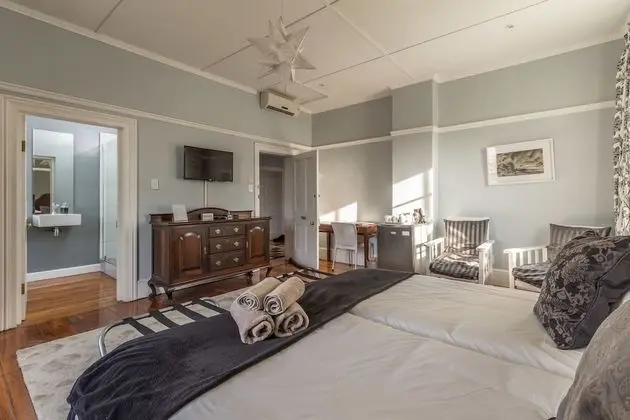 Tek Büyük Yataklı Oda (The Corner House)