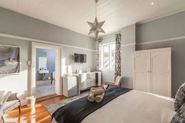 Tek Büyük Yataklı Oda (The Corner House)