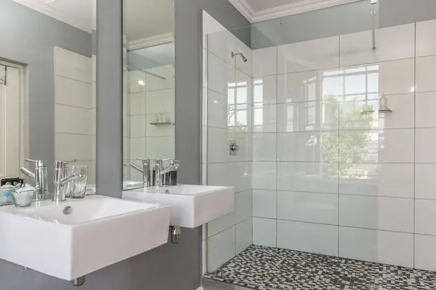 Tek Büyük Yataklı Oda (The Corner House)