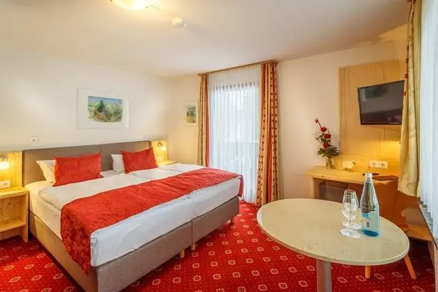 Premium Tek Büyük Yataklı Oda, Balkon, Bahçe Manzaralı