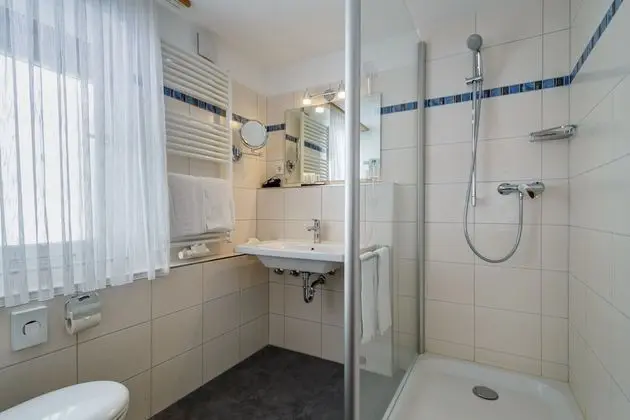 Premium Tek Büyük Yataklı Oda, Balkon, Bahçe Manzaralı