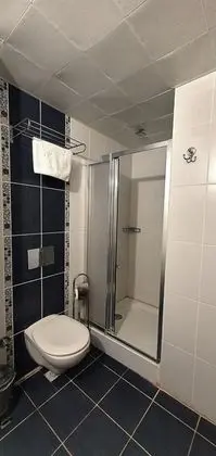 Triple, Kara Manzaralı
