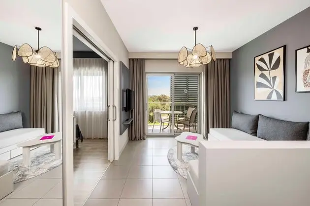 https://images.etstur.com/imgproxy/resize/2560x1440/files/images/hotelImages/etsrooms/980/Barut_Goia_20250811103205_7.JPG