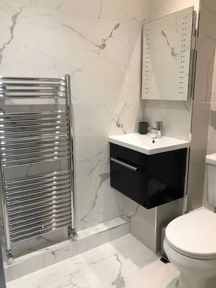 Ev, Özel Banyo (The Basement Flat Bath)