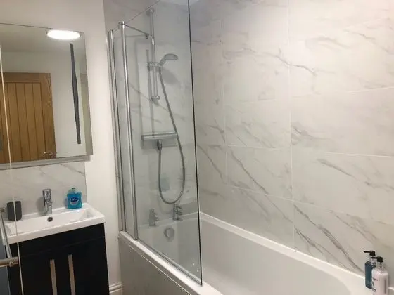 Ev, Özel Banyo (The Basement Flat Bath)