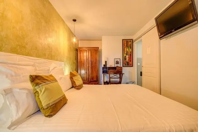 Tek Büyük Yataklı Oda (Les Petites)