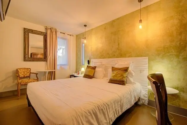 Tek Büyük Yataklı Oda (Les Petites)