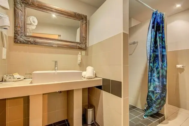 Tek Büyük Yataklı Oda (Les Petites)