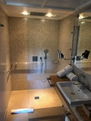 Luxury Tek Büyük Yataklı Oda, Engellilere Uygun, Banyolu/Duşlu