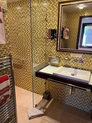 Luxury Tek Büyük Yataklı Oda, Engellilere Uygun, Banyolu/Duşlu