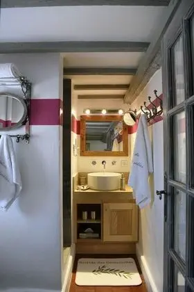 Superior Tek Büyük Yataklı Oda, Özel Banyo, Bahçe Manzaralı (Pablo PICASSO)