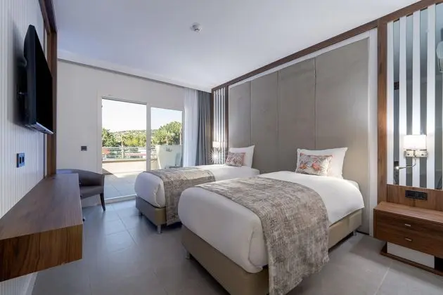 https://images.etstur.com/imgproxy/resize/2560x1440/files/images/hotelImages/etsrooms/519913/Batihan_Beach_Resort___Spa_20260514150032_1.jpg