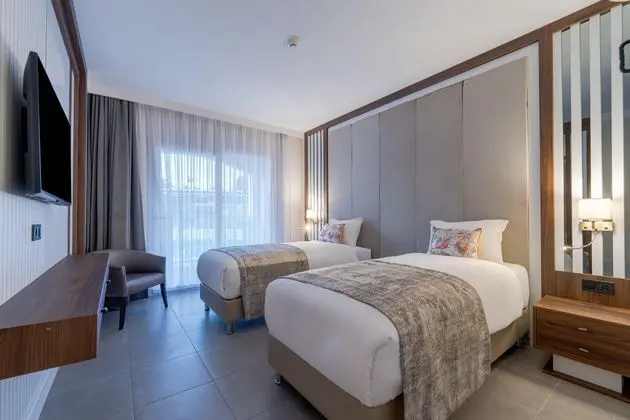 https://images.etstur.com/imgproxy/resize/2560x1440/files/images/hotelImages/etsrooms/519913/Batihan_Beach_Resort___Spa_20260514150034_3.jpg