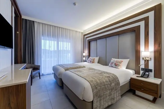 https://images.etstur.com/imgproxy/resize/2560x1440/files/images/hotelImages/etsrooms/519913/Batihan_Beach_Resort___Spa_20260514150121_0.jpg