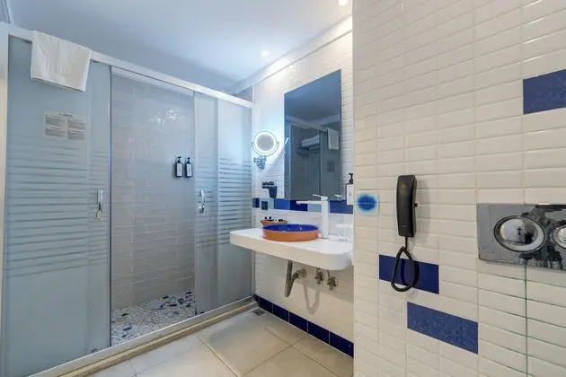 https://images.etstur.com/imgproxy/resize/2560x1440/files/images/hotelImages/etsrooms/519913/Batihan_Beach_Resort___Spa_20260514150123_1.jpg