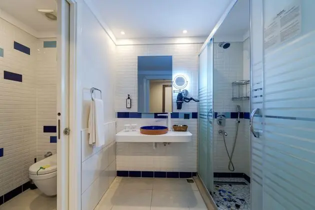 https://images.etstur.com/imgproxy/resize/2560x1440/files/images/hotelImages/etsrooms/519913/Batihan_Beach_Resort___Spa_20260514150802_2.jpg