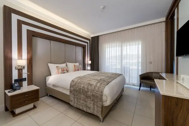 https://images.etstur.com/imgproxy/resize/2560x1440/files/images/hotelImages/etsrooms/519913/Batihan_Beach_Resort___Spa_20260514150803_3.jpg