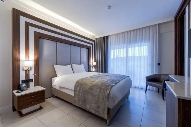 https://images.etstur.com/imgproxy/resize/2560x1440/files/images/hotelImages/etsrooms/519913/Batihan_Beach_Resort___Spa_20260514151947_1.jpg