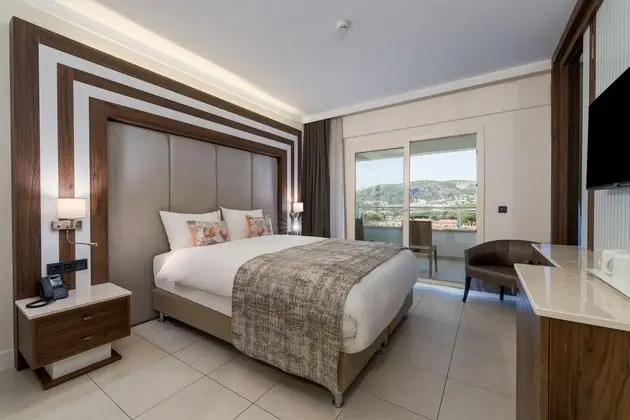 https://images.etstur.com/imgproxy/resize/2560x1440/files/images/hotelImages/etsrooms/519913/Batihan_Beach_Resort___Spa_20260514151948_2.jpg