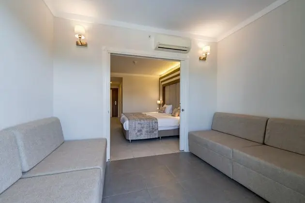 https://images.etstur.com/imgproxy/resize/2560x1440/files/images/hotelImages/etsrooms/519913/Batihan_Beach_Resort___Spa_20260514152304_1.jpg