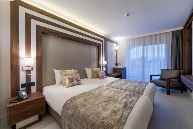 https://images.etstur.com/imgproxy/resize/2560x1440/files/images/hotelImages/etsrooms/519913/Batihan_Beach_Resort___Spa_20260514152502_3.jpg