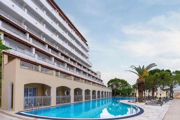 https://images.etstur.com/imgproxy/resize/2560x1440/files/images/hotelImages/etsrooms/519913/Batihan_Beach_Resort___Spa_20260514160232_1.jpg