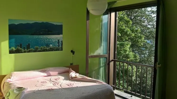 Tek Büyük veya İki Ayrı Yataklı Oda, Göl Manzaralı