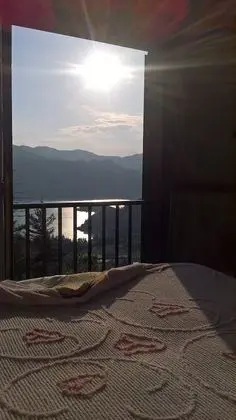 Tek Büyük veya İki Ayrı Yataklı Oda, Göl Manzaralı