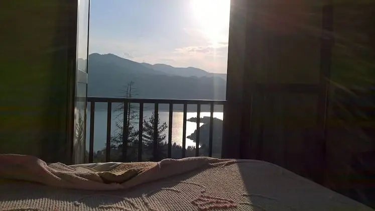 Tek Büyük veya İki Ayrı Yataklı Oda, Göl Manzaralı