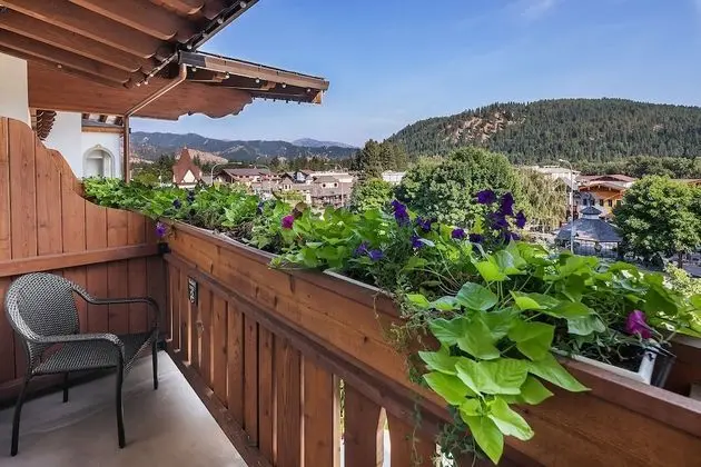 Premium Oda, Balkon (Fireplace & Village View)