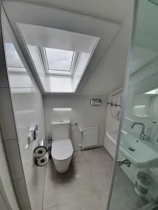 Tek Büyük veya İki Ayrı Yataklı Oda, Ortak Banyo, Şehir Manzaralı